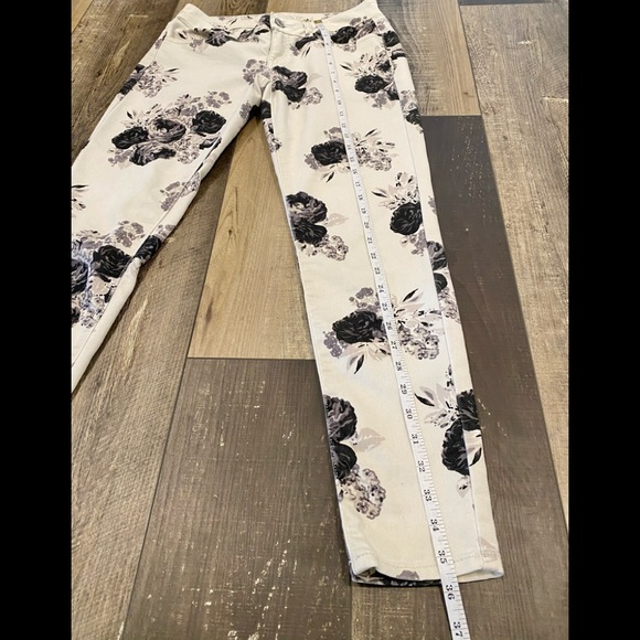 American Eagle Black White and Gray Floral Skinny Jeans - Picture 9 of 10